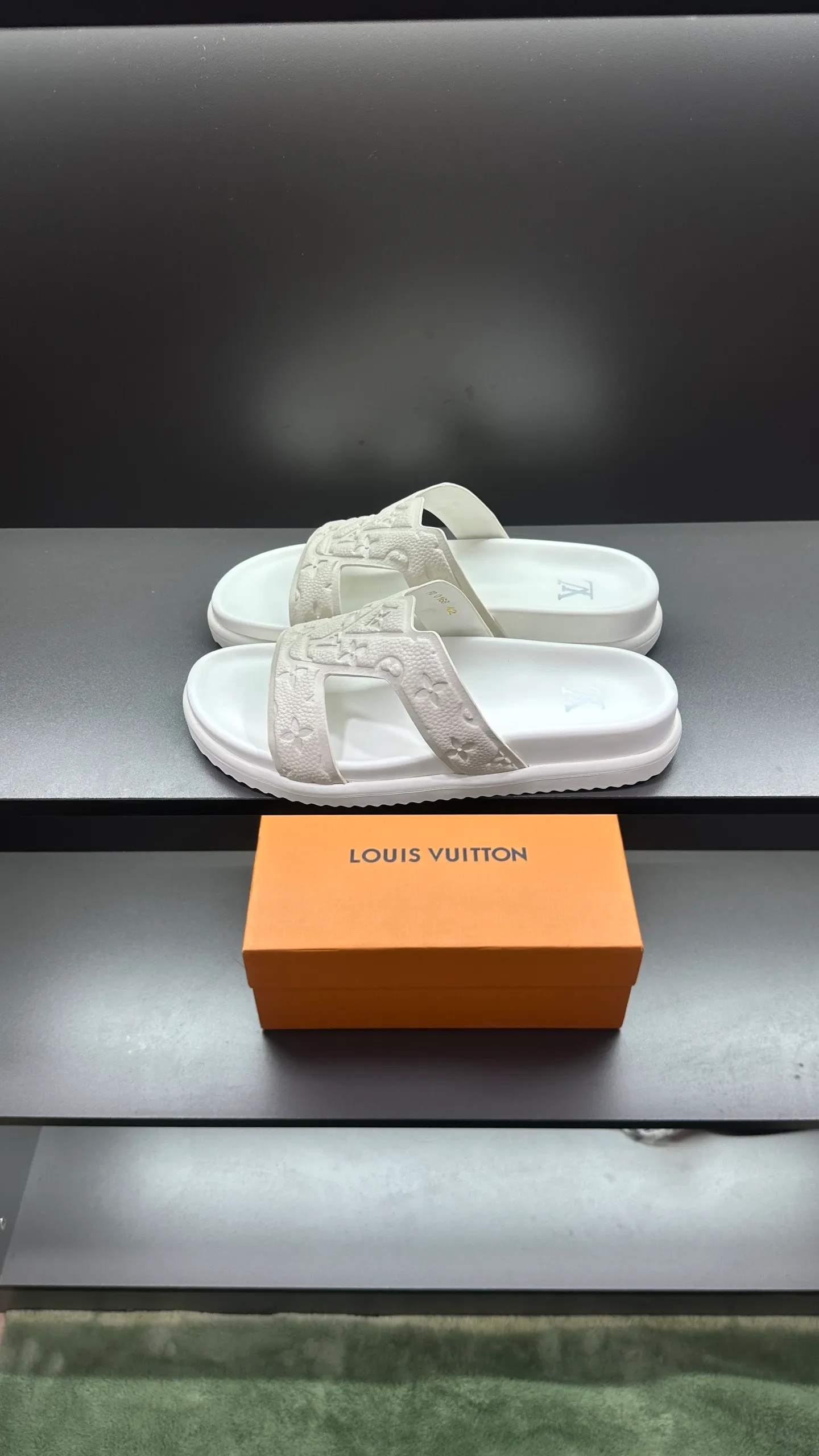 P300 🔍Top purchasing agent LV men's spring and summer slippers counter synchronized. The upper is made of cowhide fabric imported from Italy, with logo graphics and high-quality craftsmanship. The sole is: the original sole provided by the original factory. The exclusive molded sole is super comfortable. The original factory follows the order. 🔍🔍High quality. You can enter and exit the counter at will. Welcome to compare. Size 38-45